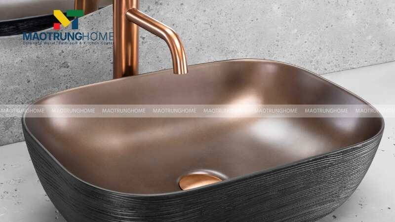 Lavabo làm bằng vật liệu đồng.