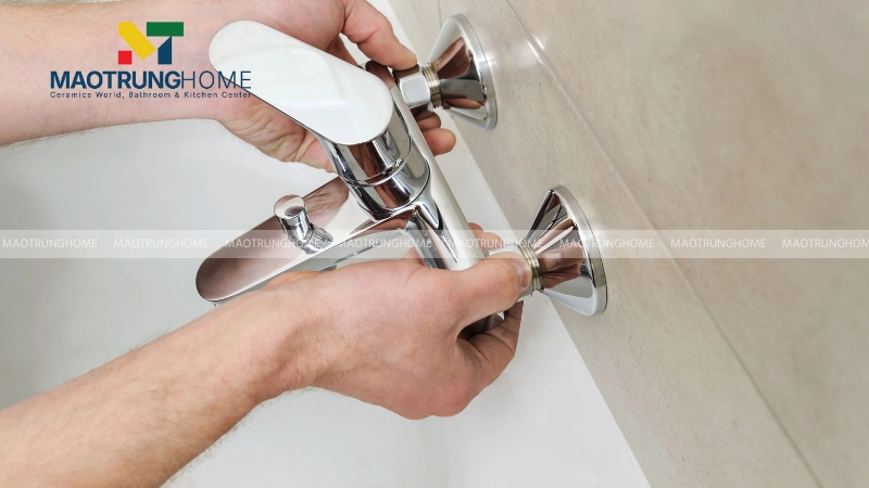 Lắp đặt củ sen (bộ trộn) cách cẩn thận.