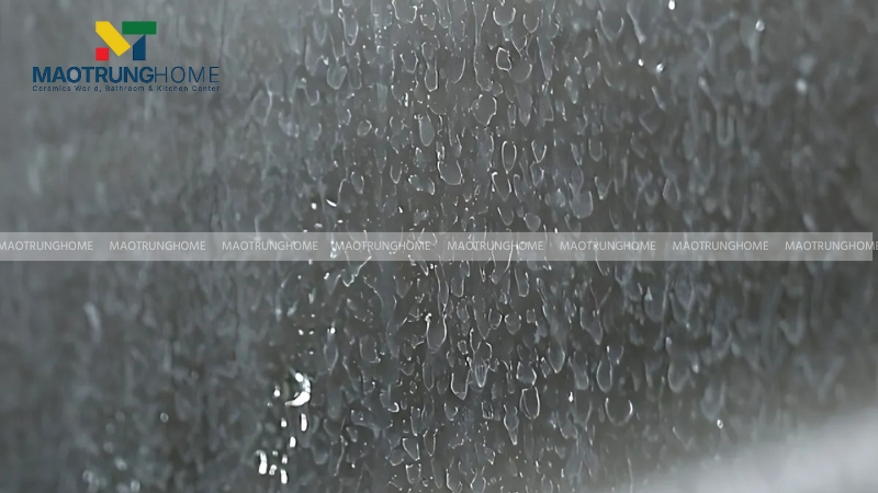 Vết nước khô và cặn xà phòng sẽ để lại đốm mờ trên kính làm giảm tính thẩm mỹ