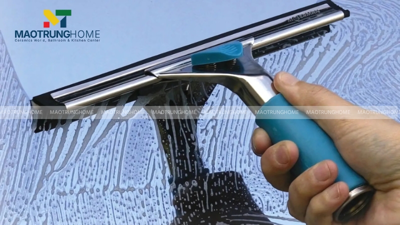 Bạn nên sử dụng gạt kính chuyên dụng để gạt sạch nước trên bề mặt kính