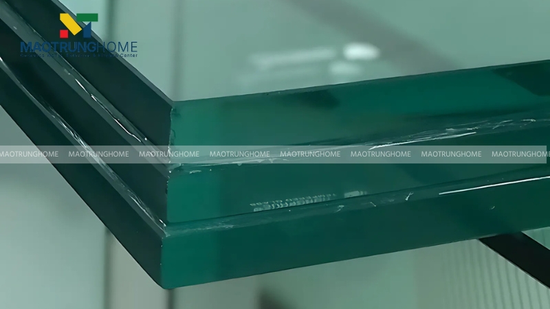 Kính dày 10mm là lựa chọn phổ biến, an toàn và thẩm mỹ