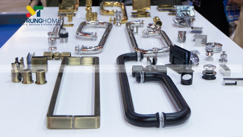 Một bộ phụ kiện phòng tắm kính bao gồm bản lề, tay vịn, gioăng cản nước,...