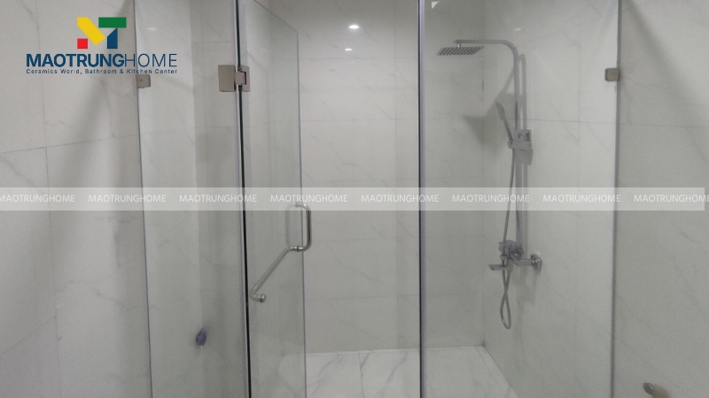 Phòng tắm kính thẳng là vách kính dùng để ngăn một khu vực tắm dọc theo tường