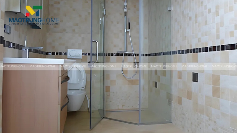 Phòng tắm kính vát góc giúp không gian mềm mại và tạo lối đi rộng hơn
