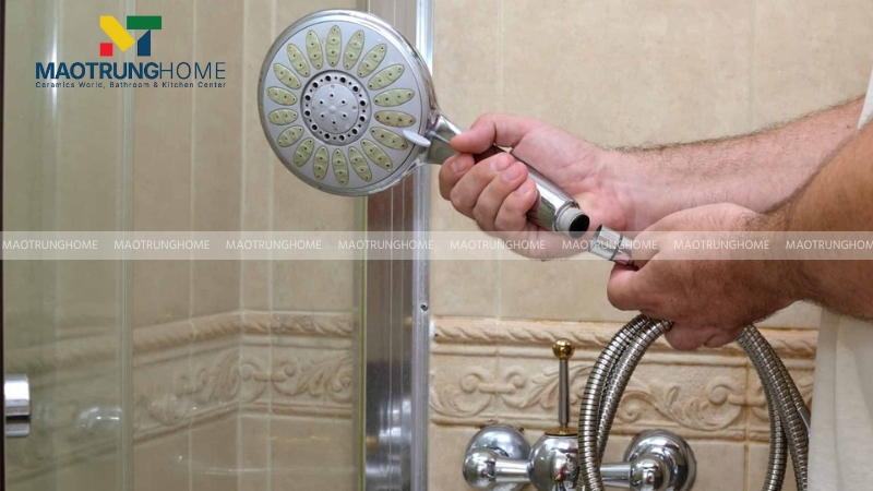 Tháo rời bát sen để vệ sinh sâu