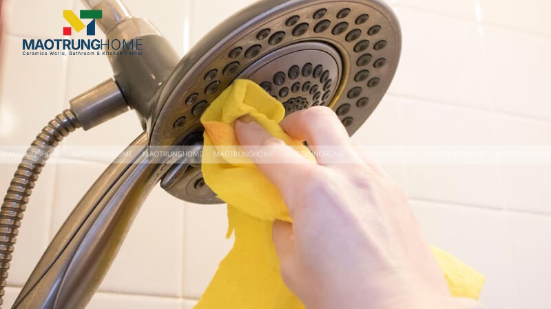 Lưu ý quan trọng khi vệ sinh vòi hoa sen