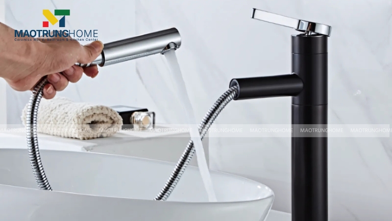 Vòi lavabo kéo rút với đầu vòi có thể kéo dài ra nhờ một dây cấp bên trong