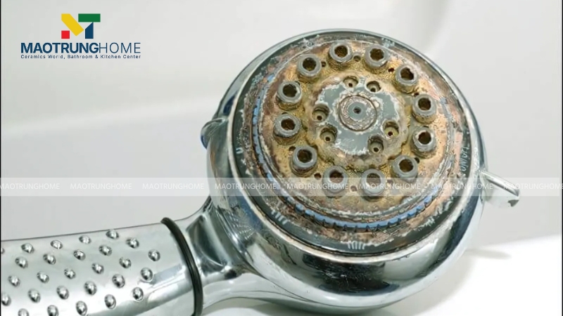 Vòi sen chảy yếu do bị cặn canxi, phèn và tạp chất tích tụ lâu ngày làm bít các lỗ phun trên bề mặt bát sen