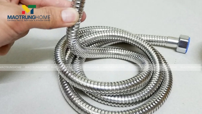 Bạn nên kiểm tra xem đường ống vòi sen có bị uốn cong gây tắc nghẽn đường nước hay không