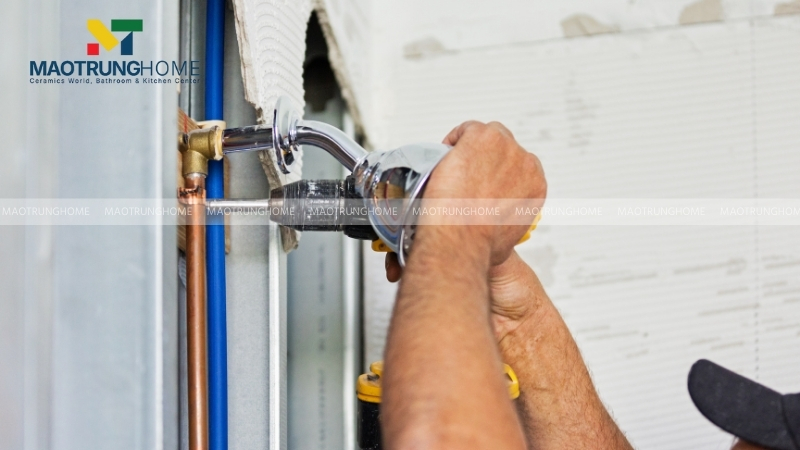 Dùng máy khoan để khoan lỗ tại vị trí đã đánh dấu