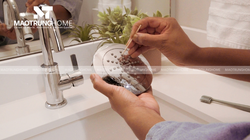 Vệ sinh nhanh bằng kim hoặc tăm nhọn