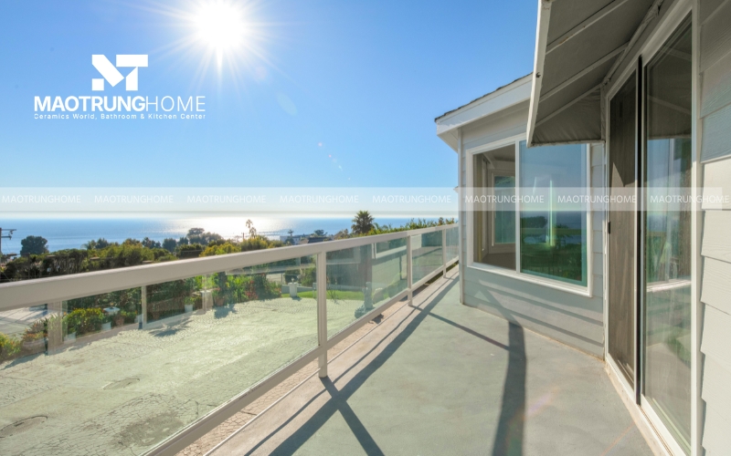 Ban công lát gạch giả xi măng màu xanh rêu 