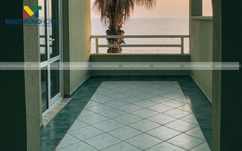 Ban công lát gạch bông màu xanh cách điệu 