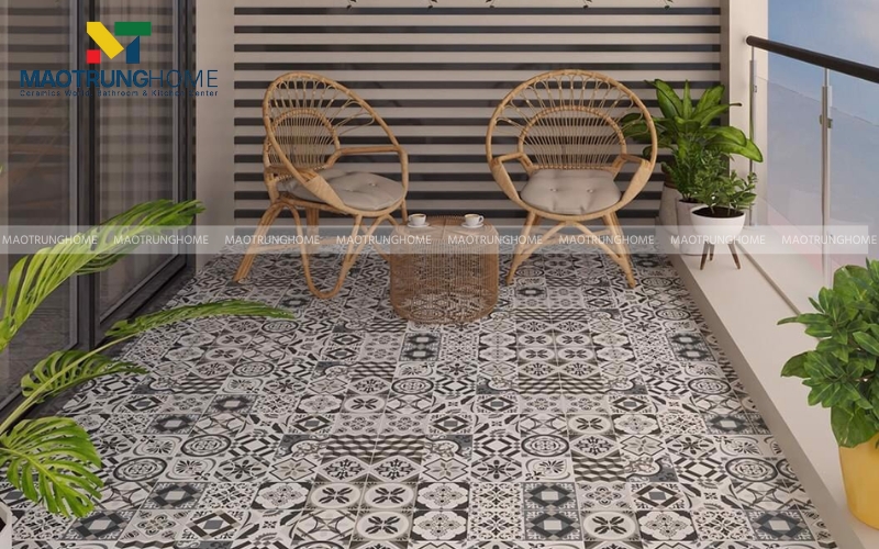 Ban công lát gạch bông màu trắng xám họa tiết