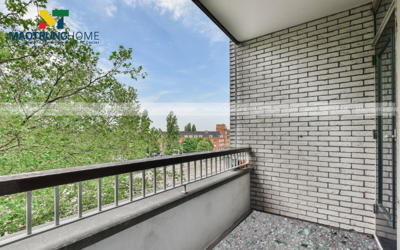 Sàn ban công lót gạch Terrazzo màu đậm