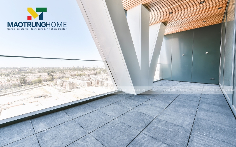 Sàn ban công lót gạch thẻ màu xám 