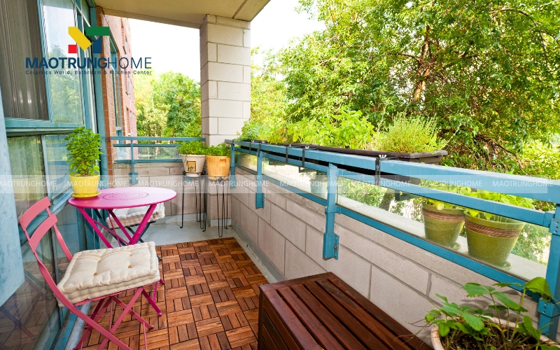 Sàn ban công được lát gạch vân gỗ màu nâu trầm