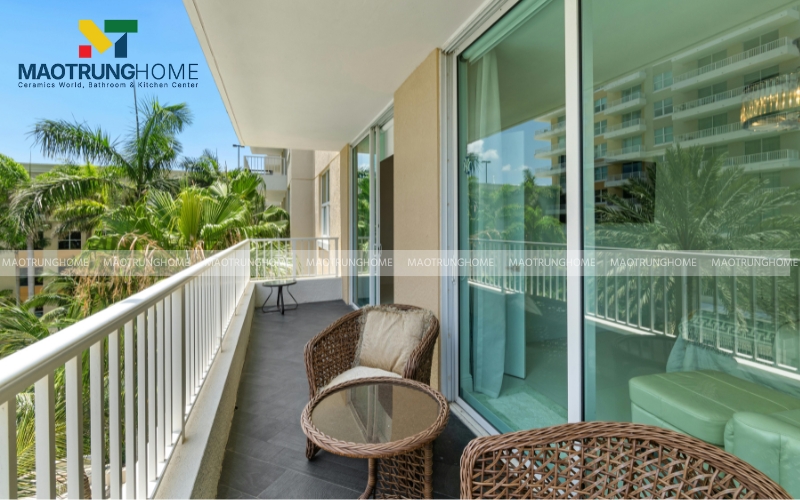 Ban công lát gạch giả xi măng màu xám