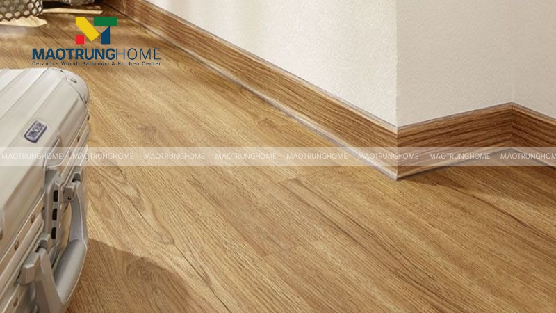 Gạch ốp chân tường thấp vân gỗ