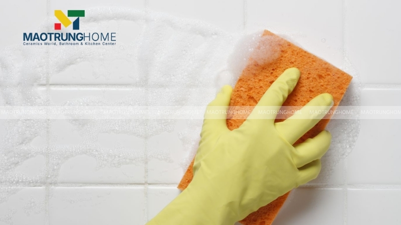 Sử dụng hóa chất tẩy rửa chuyên dụng để xử lý vết ố vàng trên gạch.