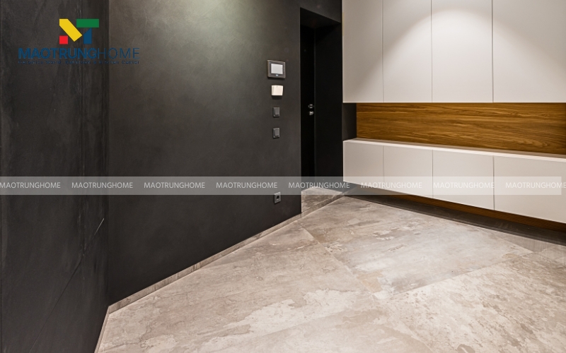 Chân tường được ốp gạch sạch sẽ, sang trọng