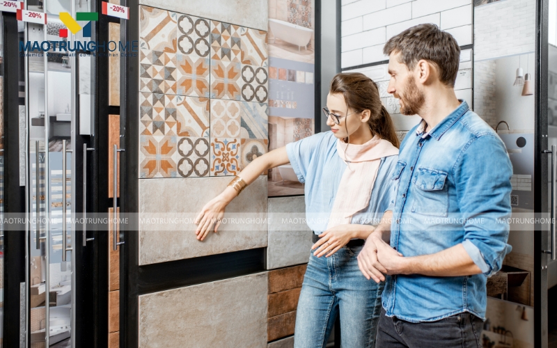 Khi chọn gạch ốp chân tường nên lưu ý màu sắc và họa tiết