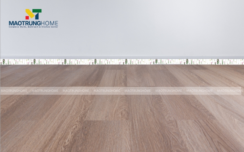 Gạch ốp chân tường họa tiết và nền gỗ