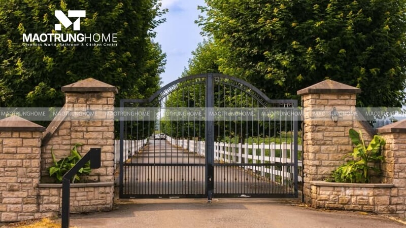 Nguyên nhân nên chọn gạch ốp cho trụ cổng thay vì sơn.