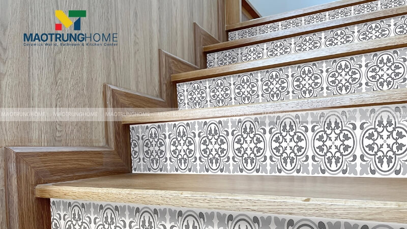Mẫu gạch ốp tường cầu thang đẹp: Gạch giả cổ và gạch bông (Mẫu 2).