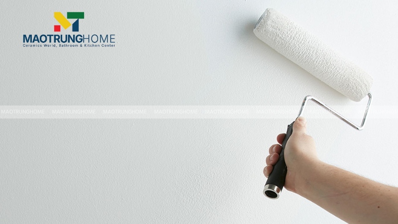 So với ốp gạch, tổng chi phí cho vật liệu sơn và nhân công thi công rẻ hơn rất nhiều