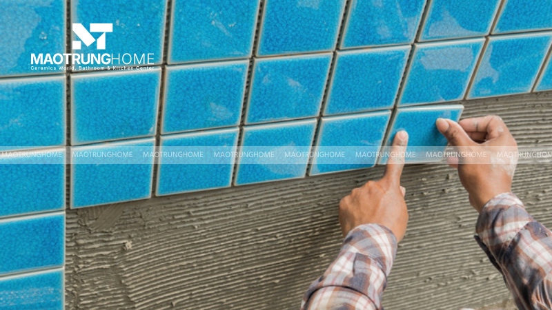 Gạch ốp tường lại thể hiện sự sang trọng, đẳng cấp và bền vững