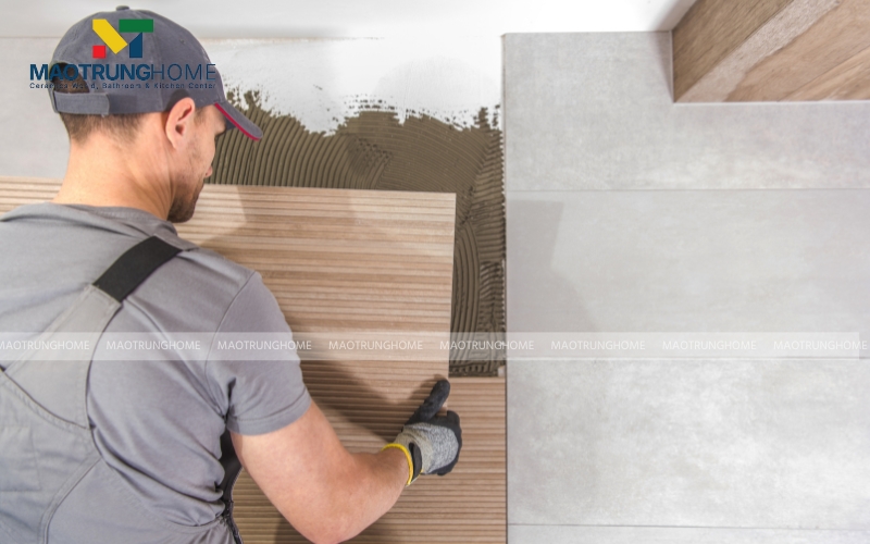 Tiến hành ốp gạch lên tường