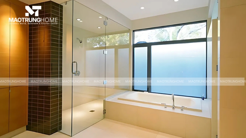 Phòng tắm kính có thiết kế sang trọng dễ dàng kết hợp với các phong cách khác nhau