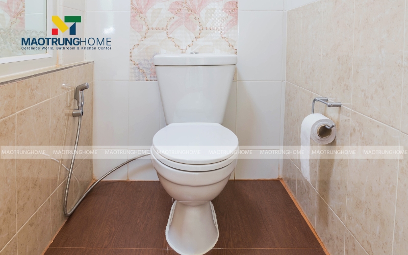 Khu vực bồn cầu được ốp gạch cao 1.2m