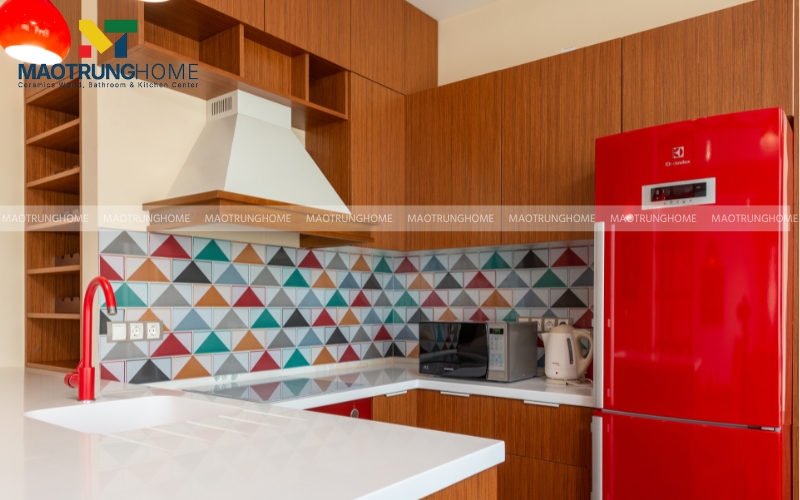 Phòng bếp ốp gạch Mosaic tráng men tam giác