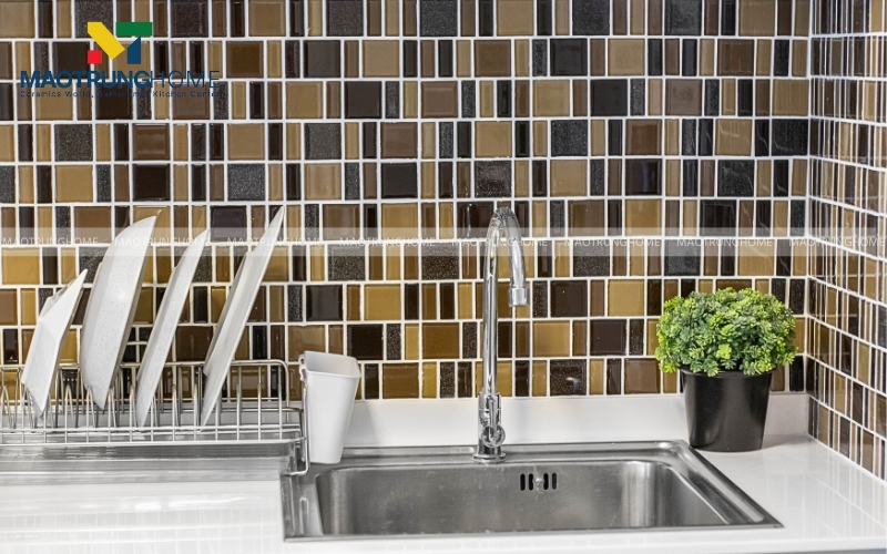 Phòng bếp ốp gạch Mosaic tráng men độc đáo