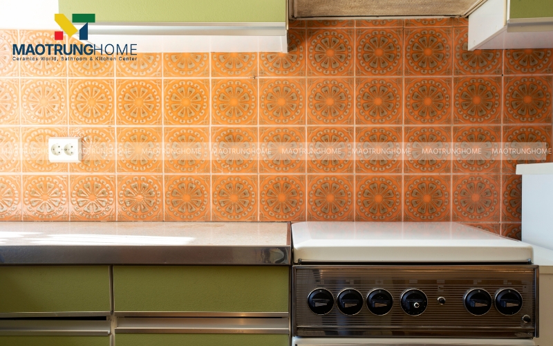 Phòng bếp ốp gạch bông cổ điển 