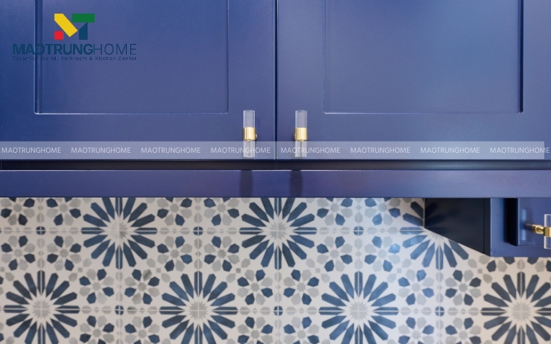 Phòng bếp ốp gạch bông xanh