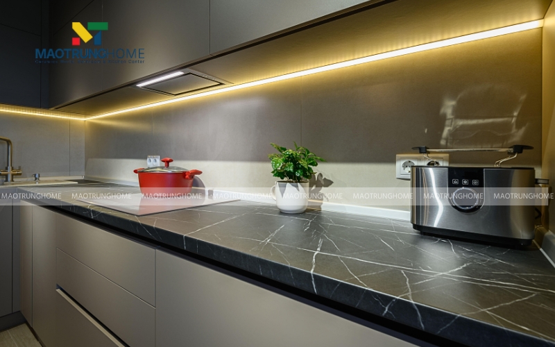 Phòng bếp ốp gạch Porcelain vân đá tự nhiên 