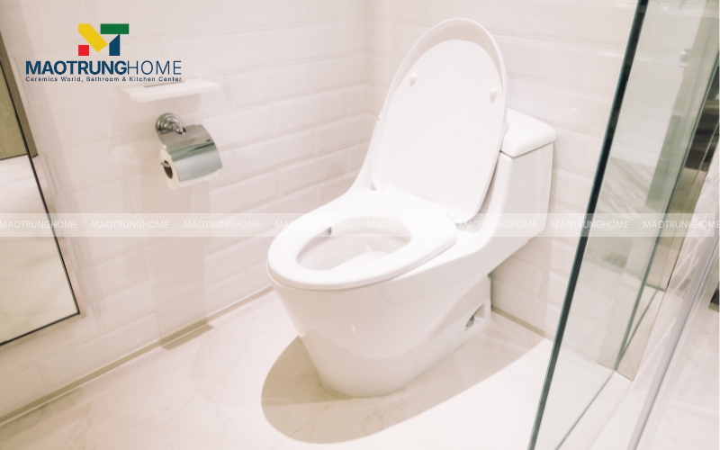 Nhà vệ sinh sàn dương sử dụng vách kính tắm để ngăn nước