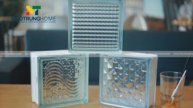 Gạch kính lấy sáng là một loại vật liệu xây dựng được làm từ khối thủy tinh dày