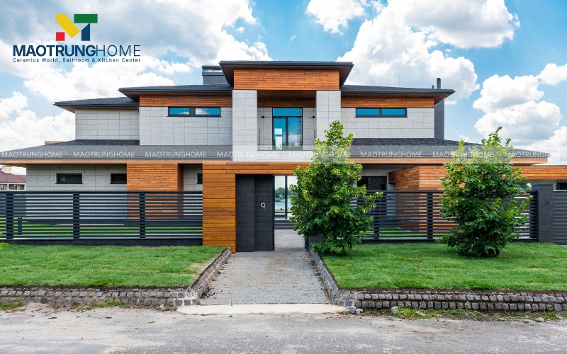 Phía trước ngôi nhà ốp gạch giả gỗ