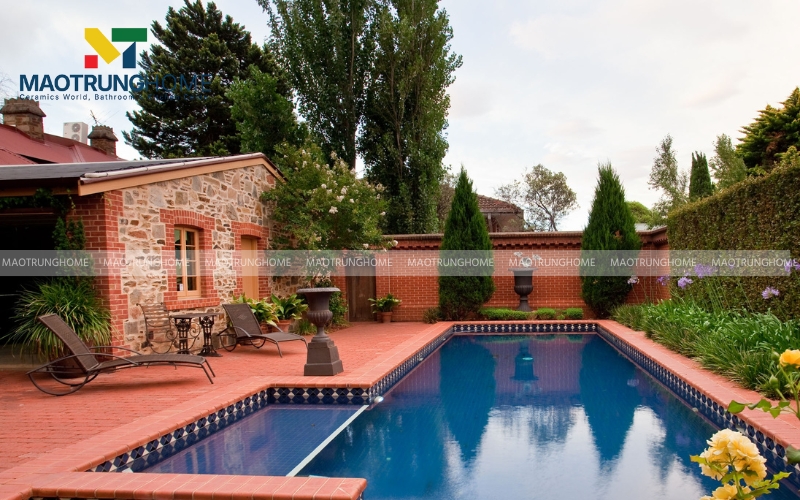 Chân tường của một ngôi nhà cấp 4 được ốp gạch Cotto đỏ truyền thống