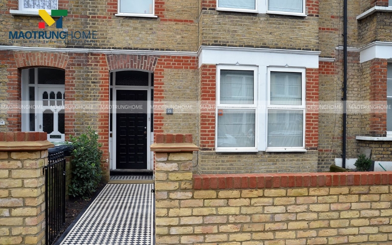 Tường cửa chính ốp gạch thẻ xen kẻ màu