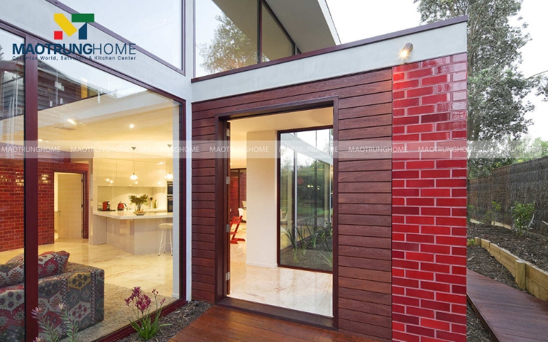 Tường cửa chính ốp gạch thẻ đỏ sang trọng