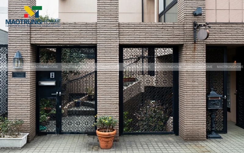 Tường cửa chính ốp gạch thẻ size nhỏ