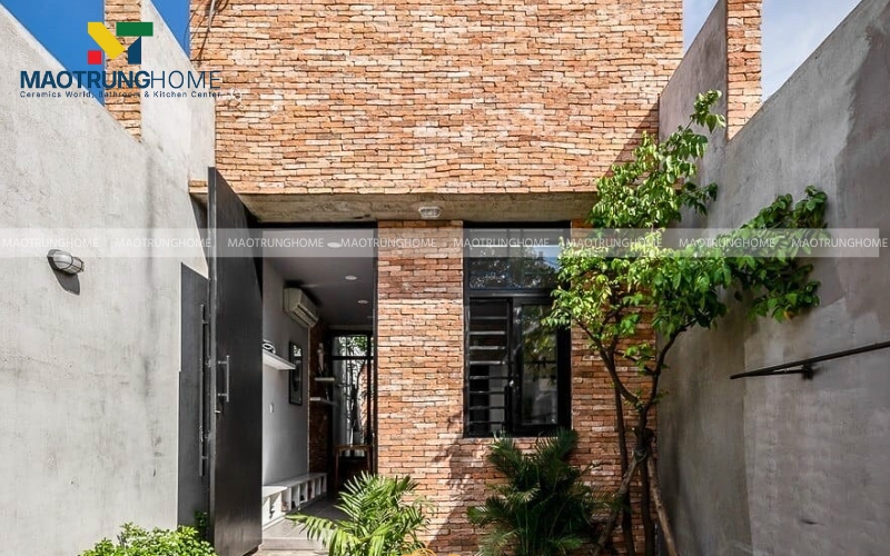 Tường cửa chính ốp gạch đất nung