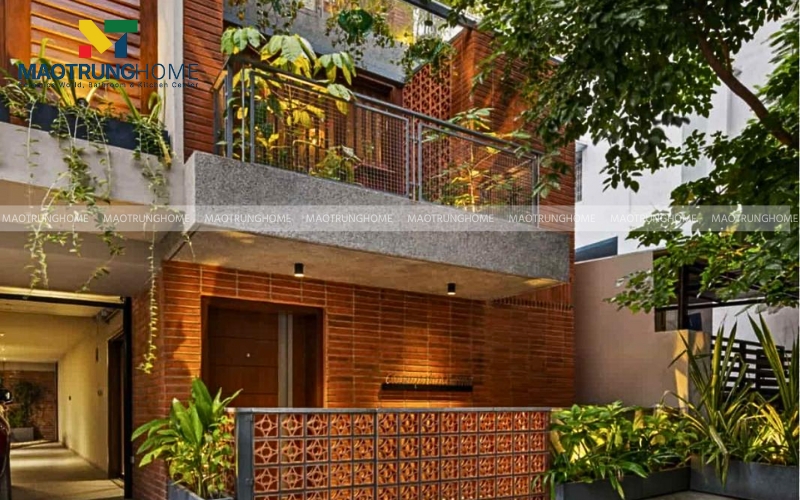 Tường cửa chính ốp gạch đất nung ấm áp