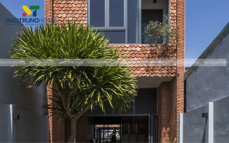 Tường cửa chính ốp gạch đất nung vảy cá