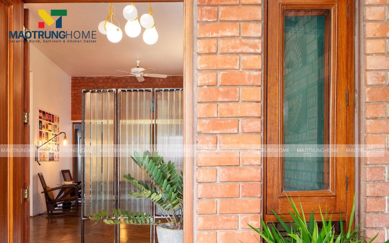 Tường cửa chính ốp gạch đất nung cổ điển